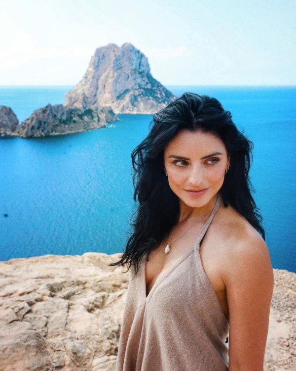 Aislinn Derbez