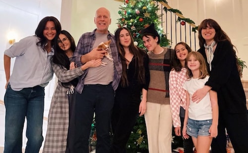 Bruce Willis reaparece rodeado de sus hijas, su esposa y Demi Moore