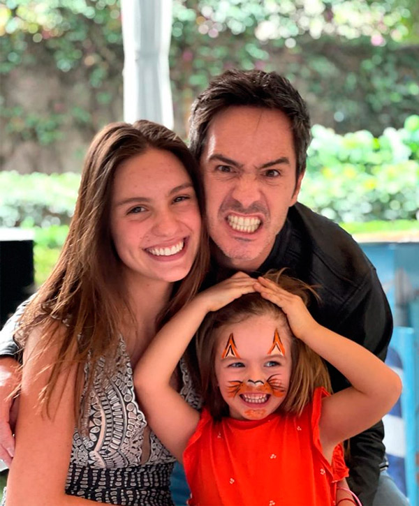 Mauricio Ochmann y sus hijas