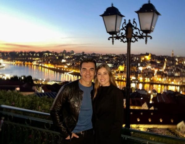 Adrián Uribe y su novia, Thuany Martins 
