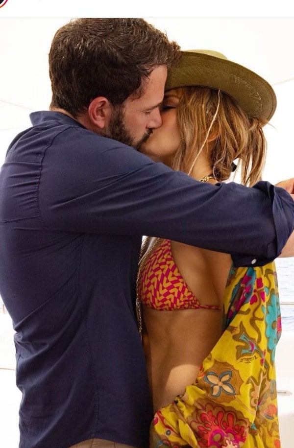 Jennifer y Ben besándose 