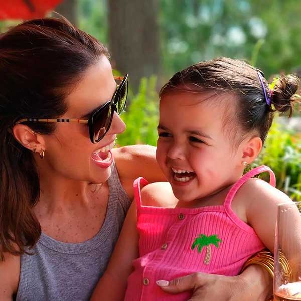 Claudia Álvarez y su hija Kira
