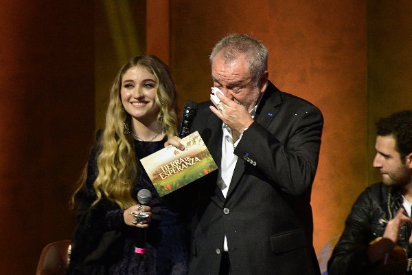 José Alberto Castro y sus hijas