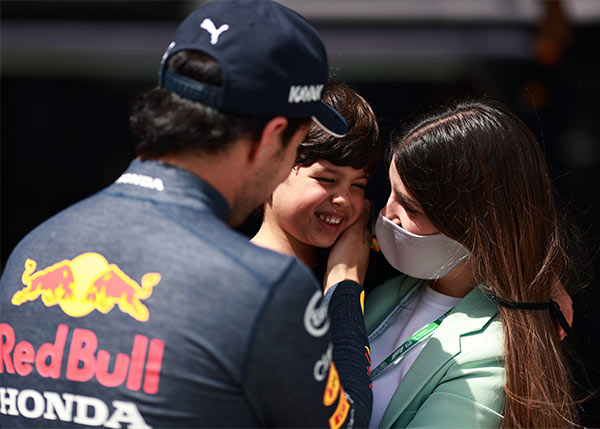 Checo Pérez y Carola Martínez