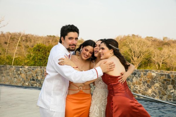 América Guinart y sus tres hijos