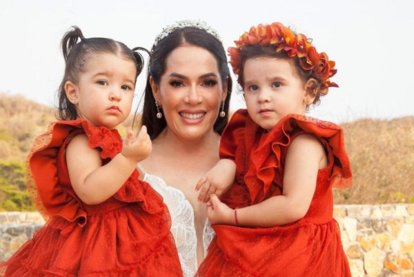 América Guinart y sus nietas