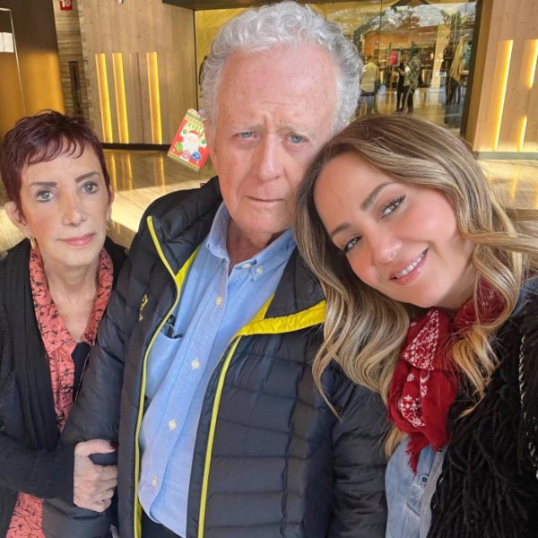 Andrea Legarreta y sus padres