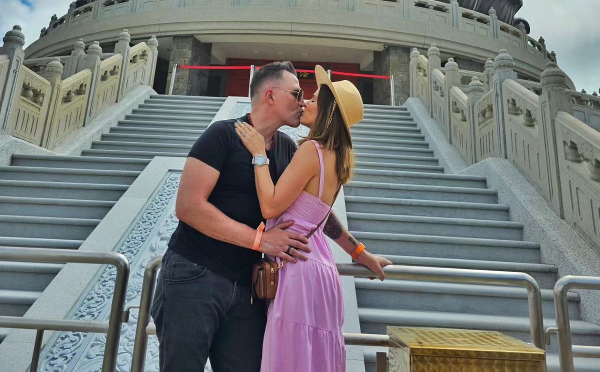 Claudia Álvarez y Billy Rovzar continúan sus vacaciones, ahora por Hong Kong