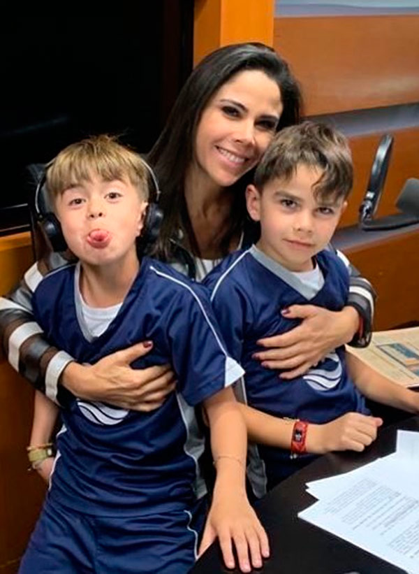 Paola Rojas y sus hijos
