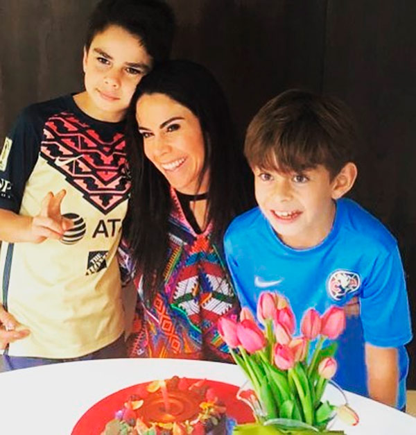 Paola Rojas y sus hijos