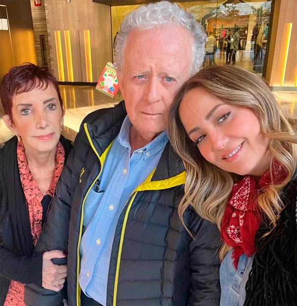 Andrea Legarreta y su familia