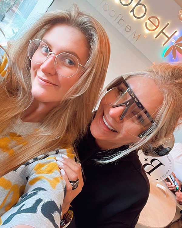 Danka y su mamá Daniela Castro 