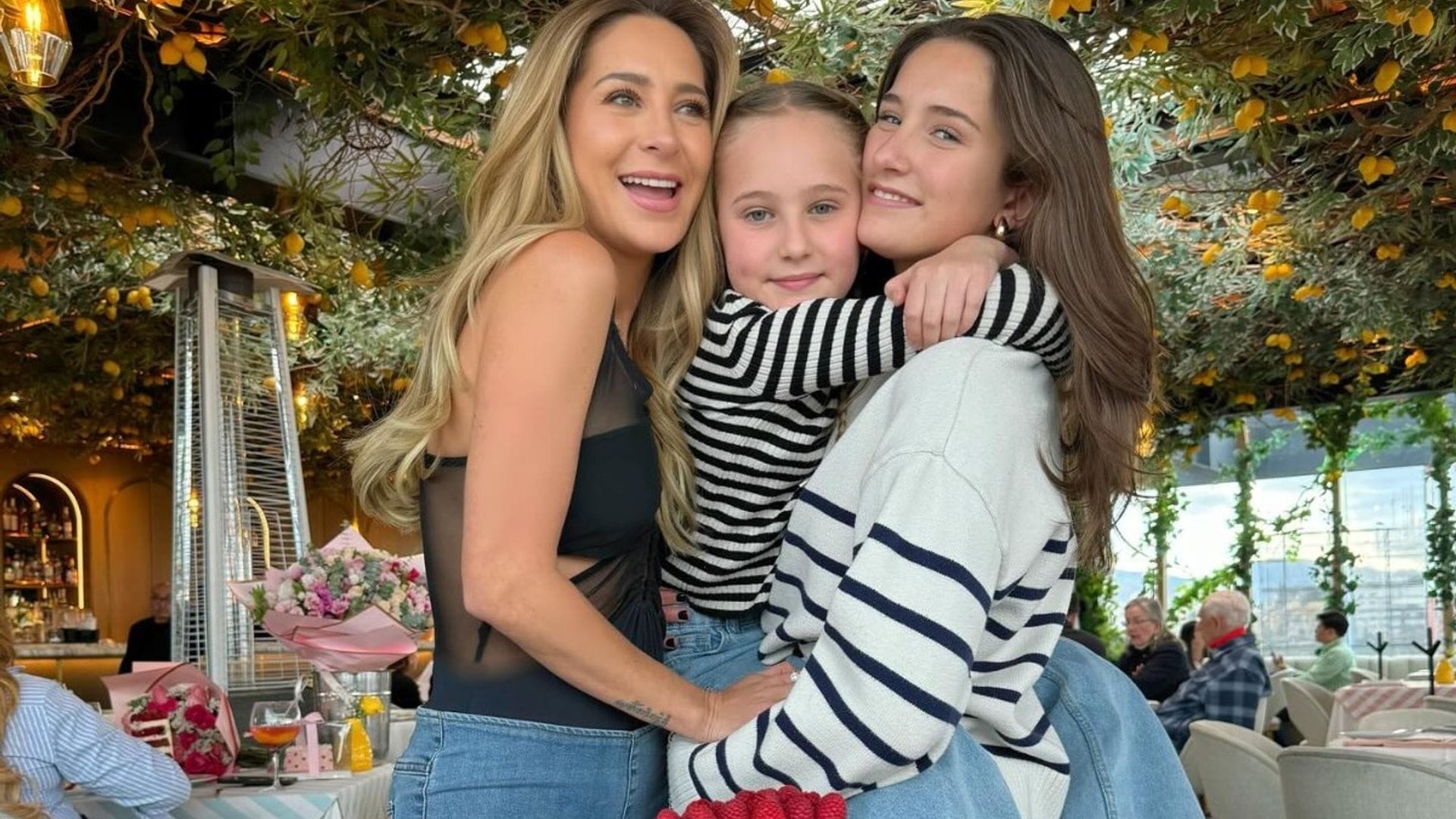 Geraldine Bazán y sus hijas