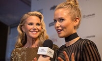 Sailor Brinkley Cook to star in 2018 SI Swimsuit issue – watch mom Christie Brinkley tell her the news!