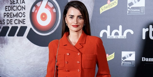See how Penelope Cruz uses leather pants to create a 'legs for days' optical illusion