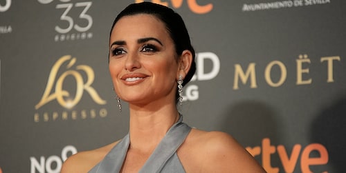 Penélope Cruz stuns in Chanel as she brings mom to the Spanish Oscars