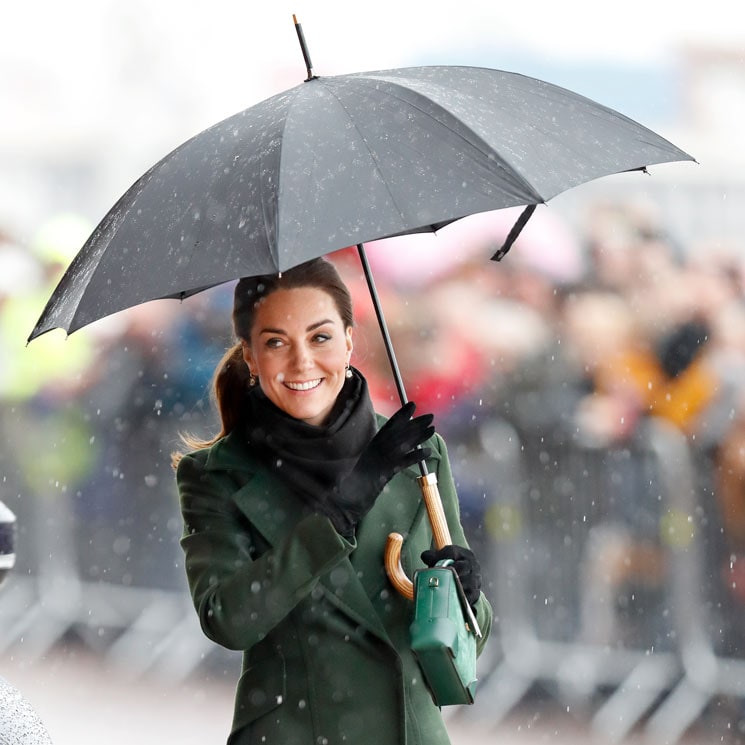 Kate Middleton braves the rain – wears chic designer – during Blackpool visit 