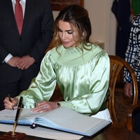 Queen Rania makes a case for this bold color combo at her latest public engagement