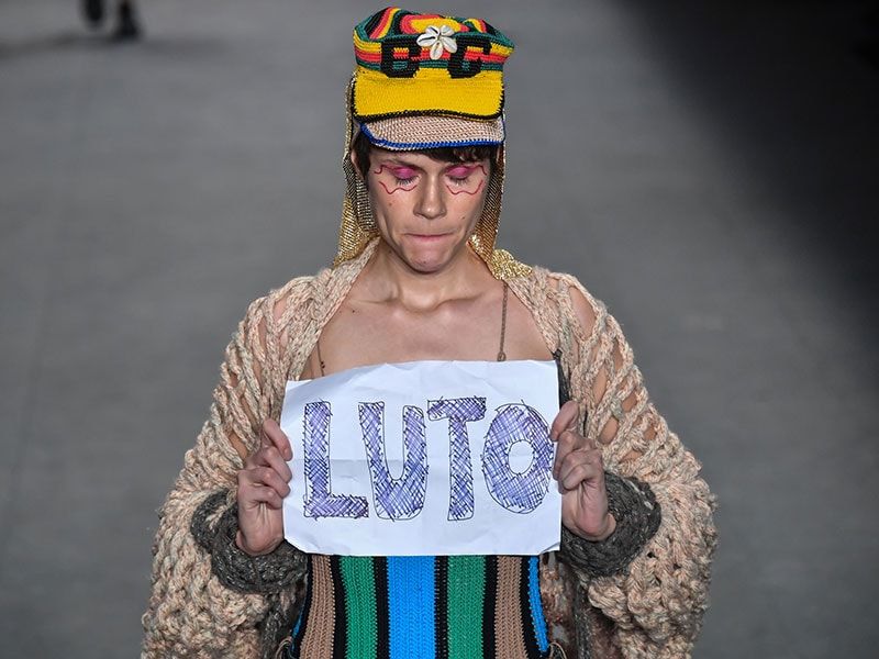 butik katastrofe brevpapir Brazilian model collapses and dies at Sao Paulo Fashion Week