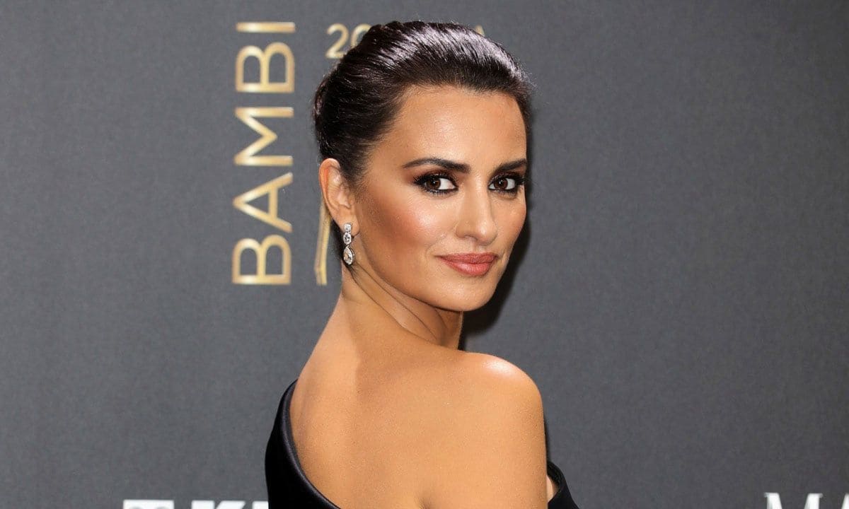 Penelope Cruz's MUA gives us the details behind her red carpet look.