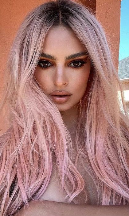 Emily Ratajkowski Looks Unreal With Her Rose Goal Hair