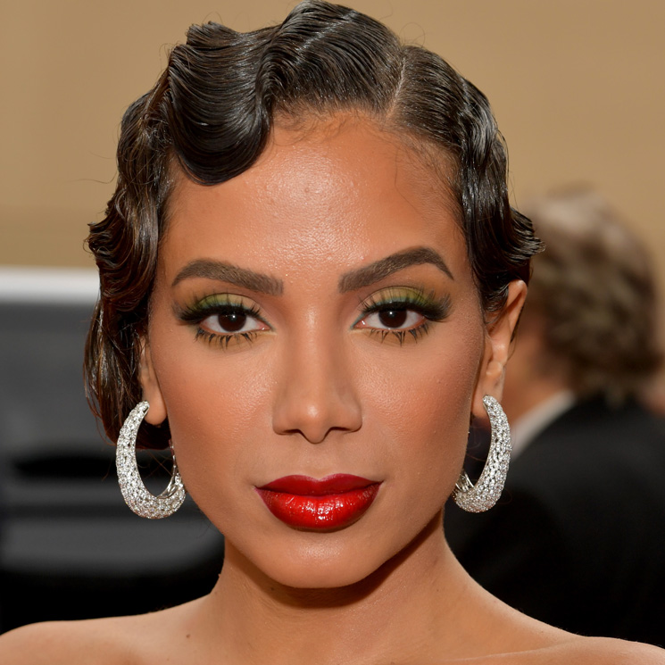 Anitta arrives to the Latin Grammy Awards with a 1920s-inspired hairdo