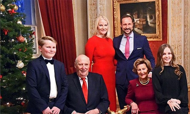 Royals get in the holiday spirit: Check out their Christmas cards, decorations and trees