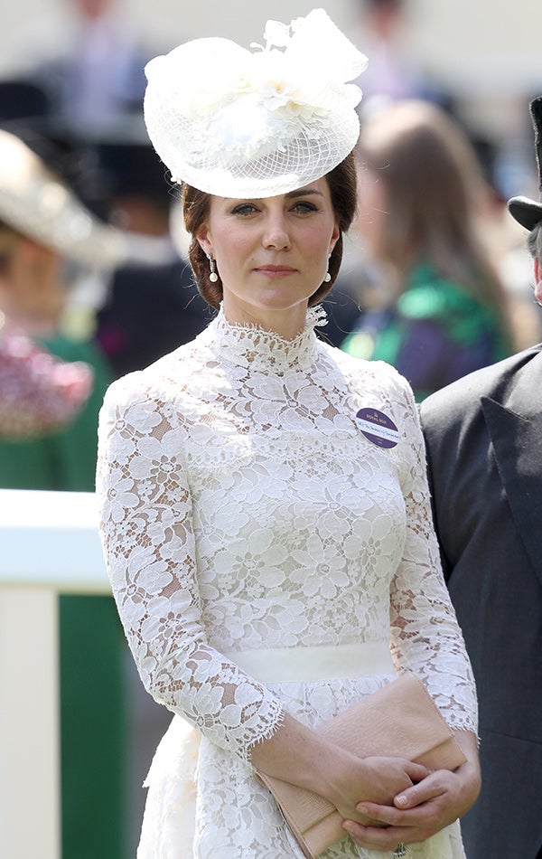 Mismo color, diferente diseñador: Kate Middleton repite con un traje blanco  de encaje en el Royal Ascot