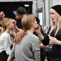 Los ‘backstages’ de NYFW o cómo preparar a docenas de modelos con los minutos contados