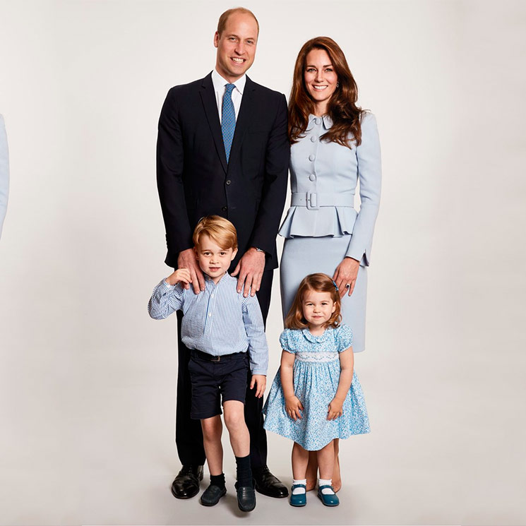 catherine_middleton_posado_look_azul_cielo_2tt