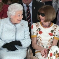Elizabeth II de Inglaterra apoya la moda británica ¡desde el 'front row'!