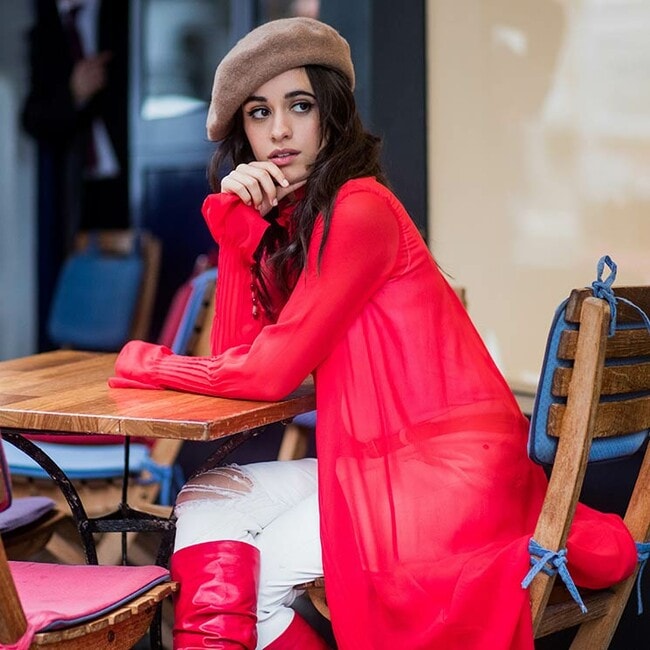 El primer abrigo estrella de la primavera es rojo y largo (y Camila Cabello ya tiene el suyo