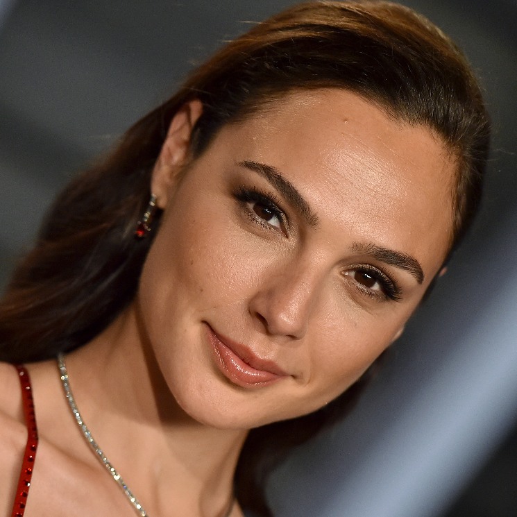 Crea un 'outfit chic' con 'strappy sandals' a lo Gal Gadot