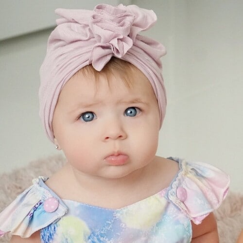 Outfits de tu bebé a los que le puedes añadir un turbante