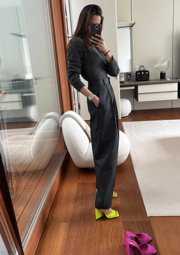 Sandalias estilo mules en neón