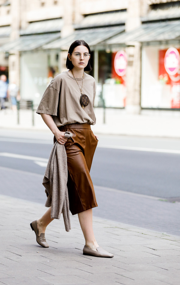 Camiseta oversize y bermudas en cuero