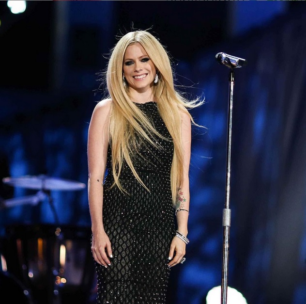 Avril Lavigne recupera la sonrisa y presume gran silueta en bikini