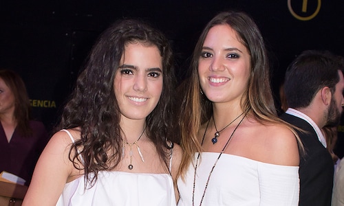 Camila y América, hijas de Alejandro Fernández, celebran sus dulces 19