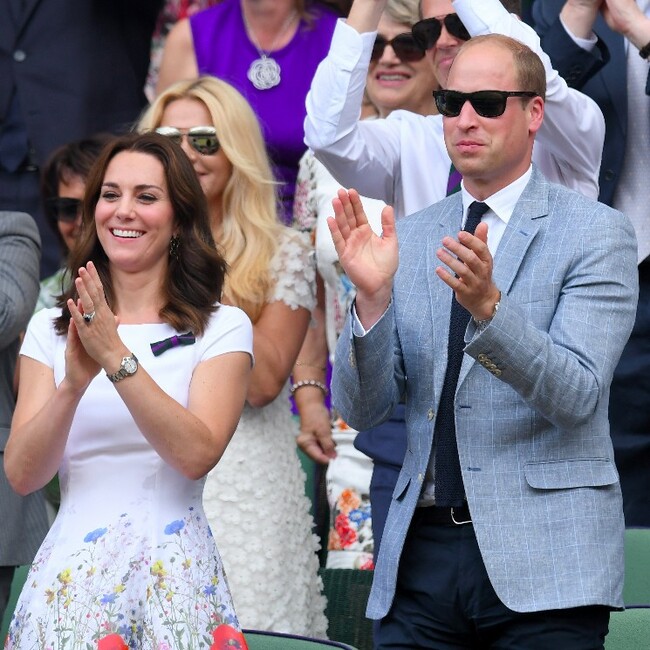 Juntos, pero no revueltos… Los Duques de Cambridge y los Middleton disfrutan de la emocionante final de Wimbledon 
