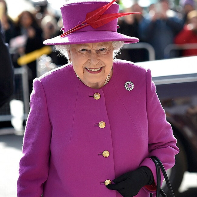 Descubre por qué la reina Isabel sólo lleva dinero en su bolso un día a la semana 