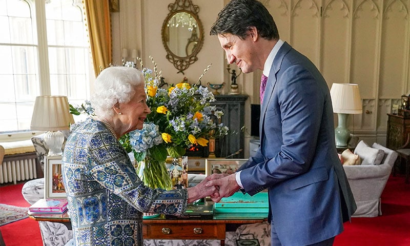 Reina Isabel y Justin Trudeau