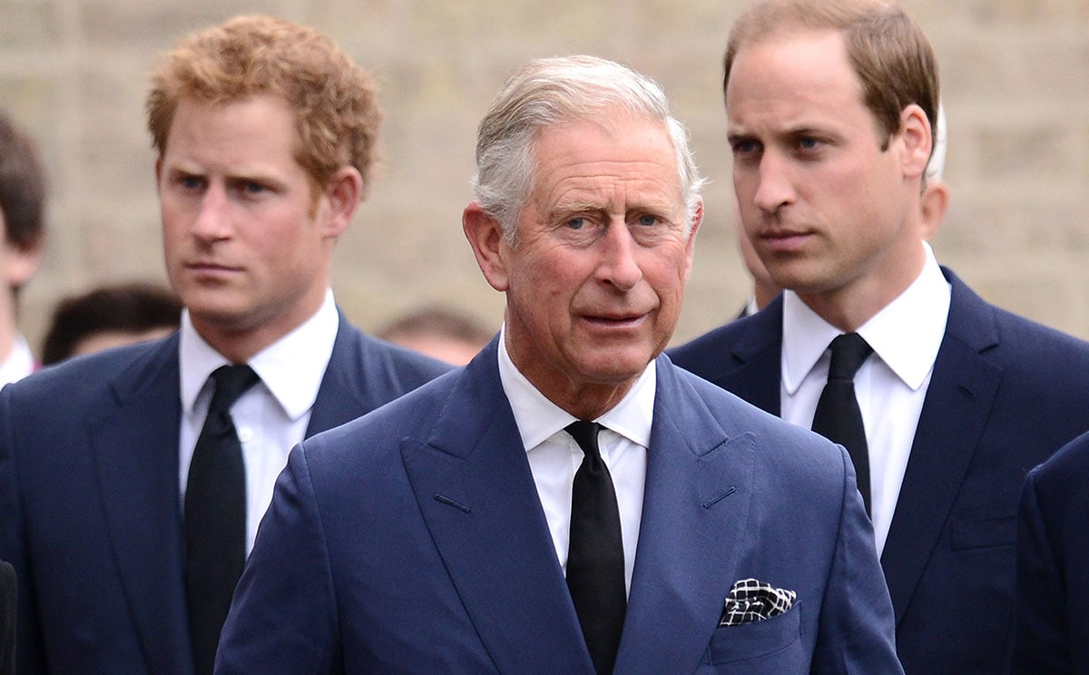 Príncipe Carlos con William y Harry