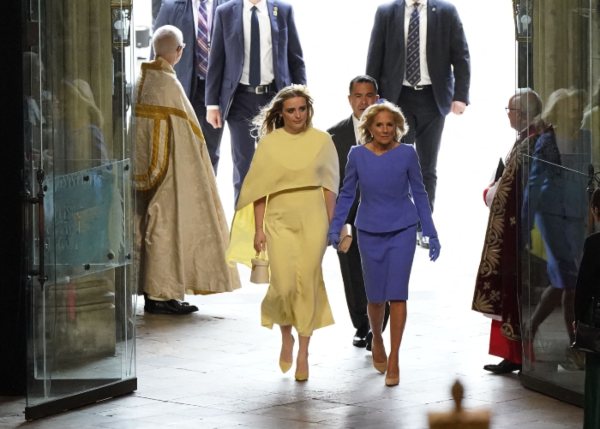 Jill y Finnegan Biden en la Abadía de Westminster