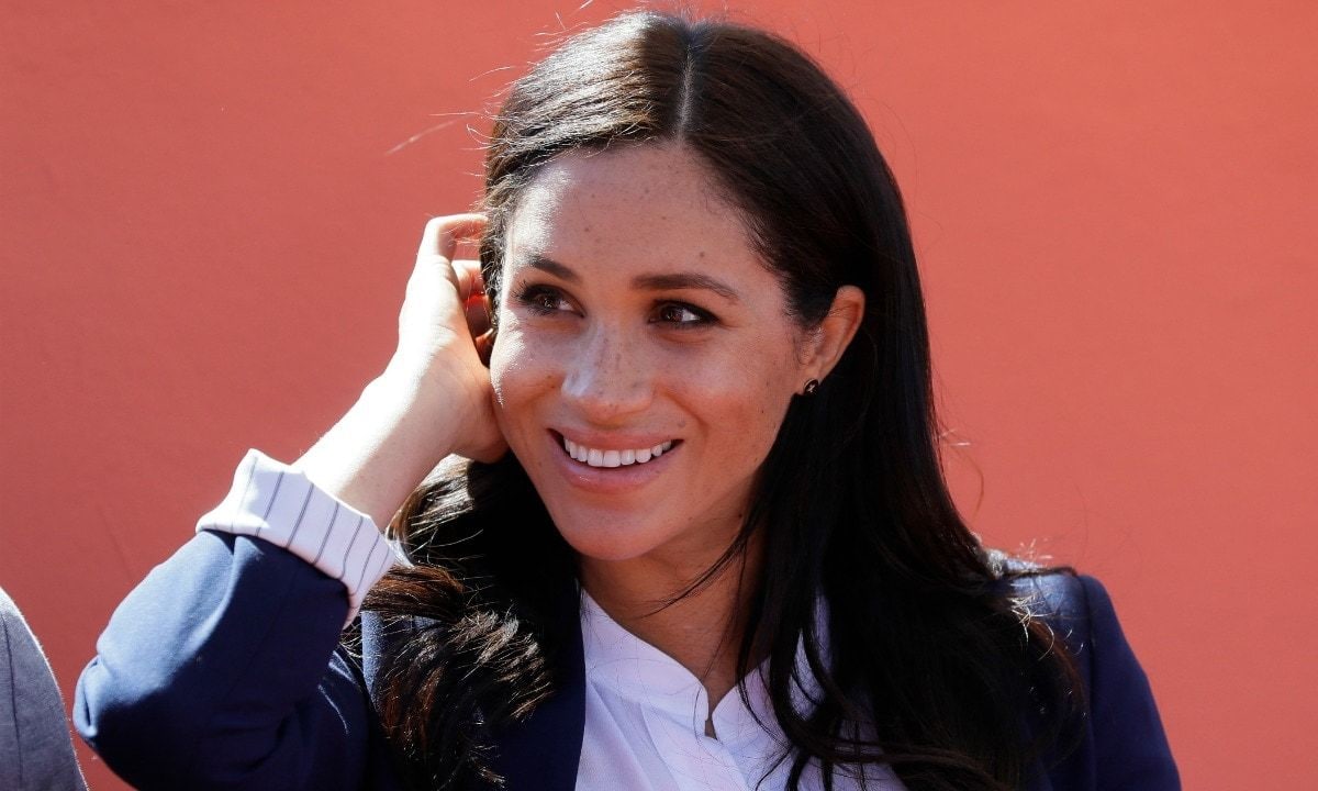 Meghan Markle transforms casual travel wear into elegant ensemble with one easy trick!