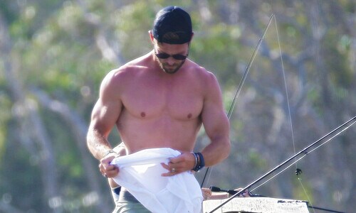 Chris Hemsworth presume de cuerpazo en una tarde de pesca junto a su familia