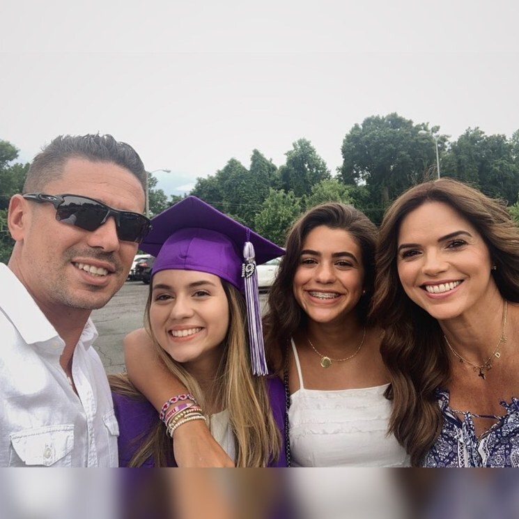 Rashel Díaz celebra con gran orgullo la graduación de la hija de su esposo