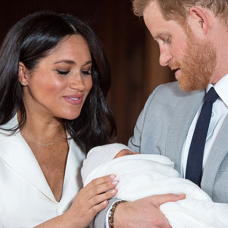 Las adorables fotos del momento en que Meghan Markle y el Príncipe Harry presentaron a su primer bebé