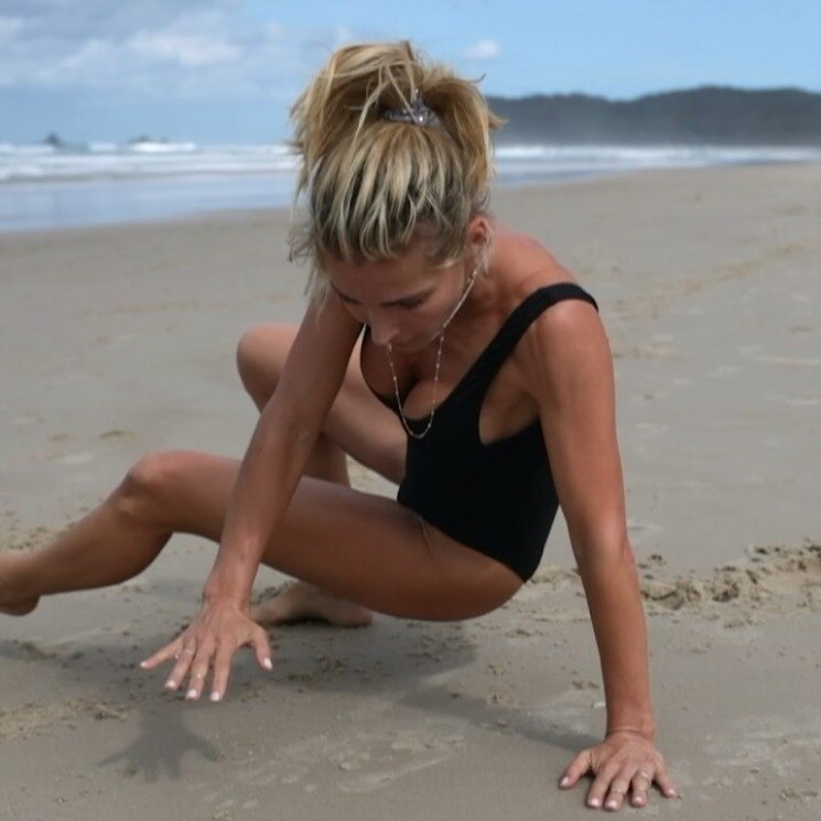 Al estilo de Elsa Pataky: 4 ejercicios que puedes hacer... ¡en la playa!