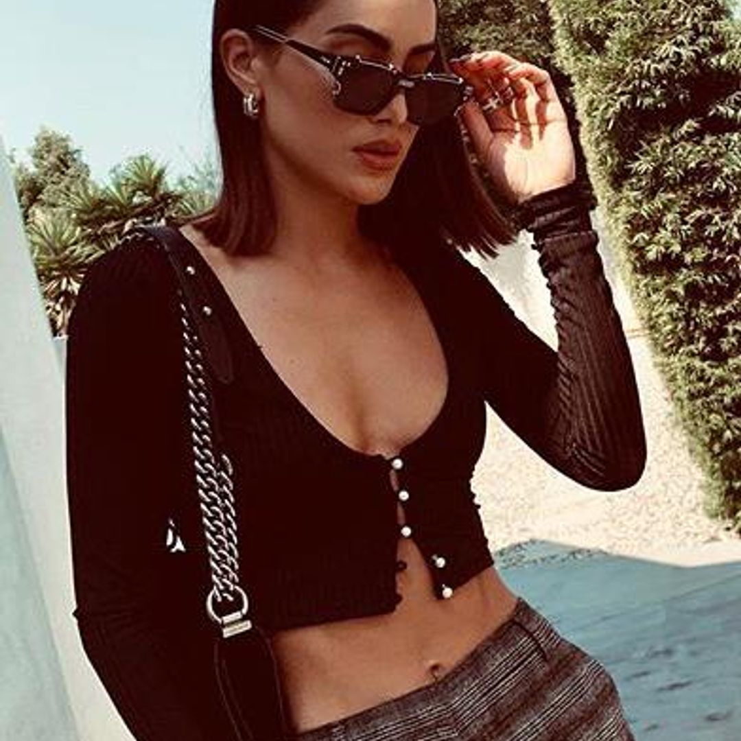 Camila en top negro básico