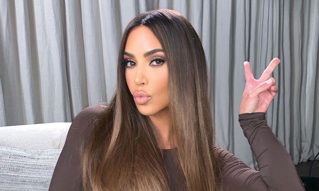 Kim Kardashian con tinte chocolate brown cool